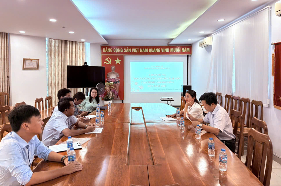 Đoàn công tác UFM khảo sát hiện trạng cơ sở vật chất và hạ tầng công nghệ thông tin tại Trường Cao đẳng Thống kê II